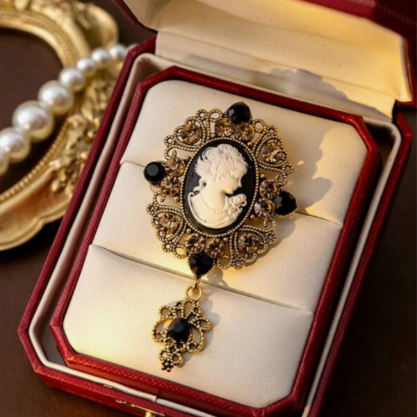 European And American Medieval Style Lady Head Shaped Brooch
