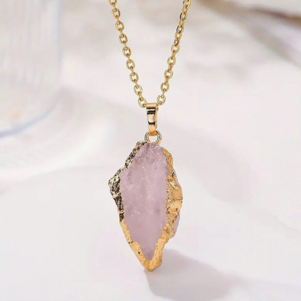 1pc Random Irregular Gold Plated Edge Natural Stone Pendant Amethyst Powder Crystal Pendant Necklace Jewelry Gift