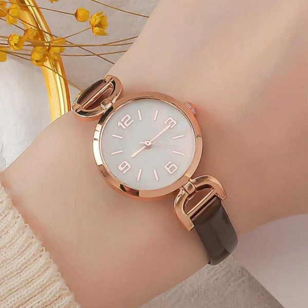 Minimalist Round Pointer Quartz Watch